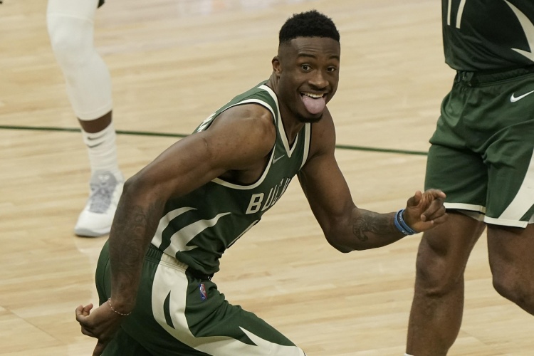 开云登录入口地址-哥哥来一个！字母哥哥空切篮下 无人盯防轻松上演双手扣篮