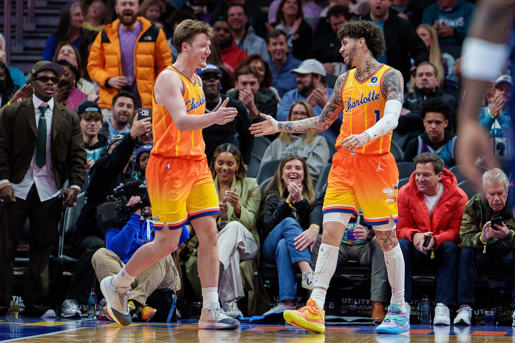 开云官方网站-黄蜂自26年以来进攻第1&amp;防守第5&amp;净效率第1 场均进17.8三分第1